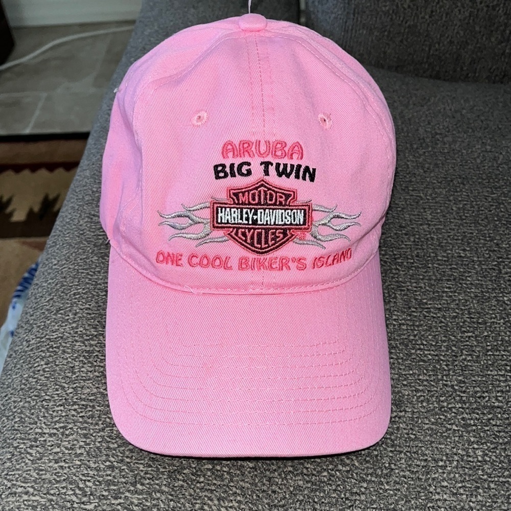 Harley Davidson Aruba Big Twin “One Cool Biker’s Island.” Pink woman’s hat.